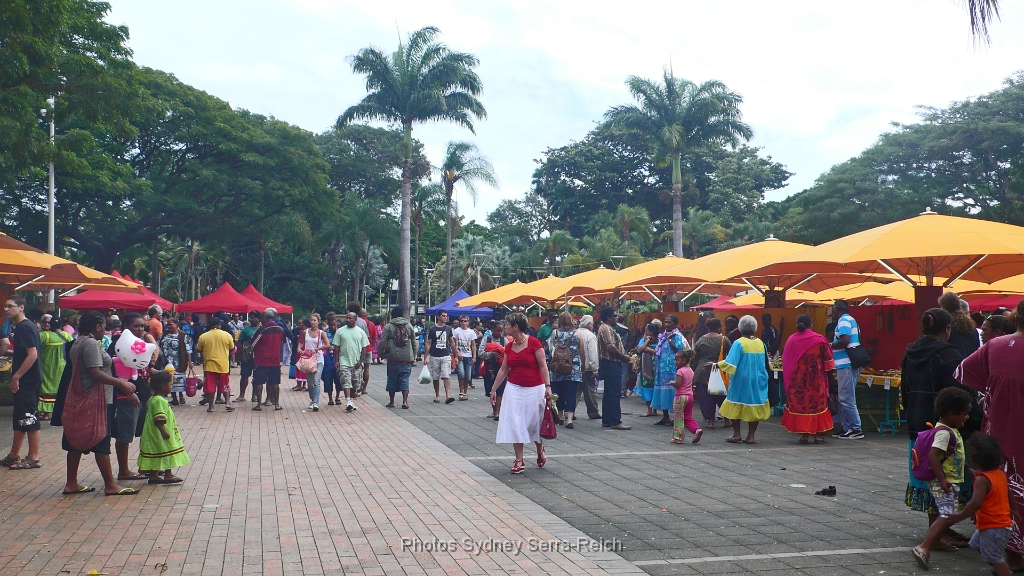 Place des cocotiers producteurs agricoles et artisans des iles .JPG - Place des cocotiers, producteurs agricoles et artisans des îles. Août 2014